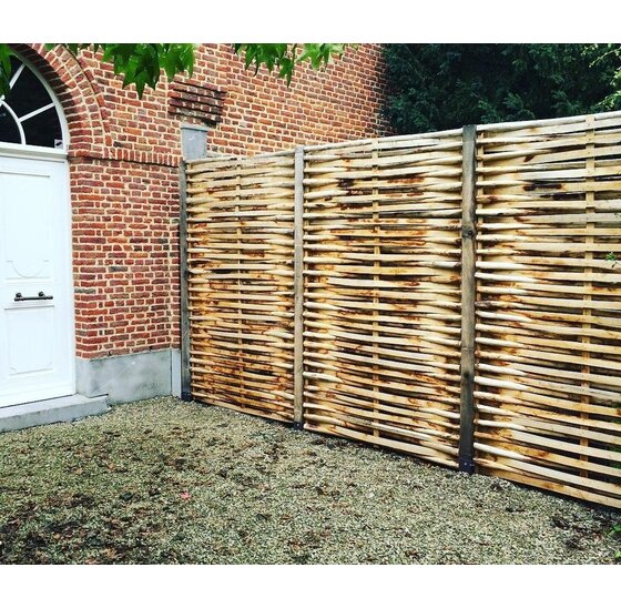 Kastanjescherm van halve kastanje paaltjes