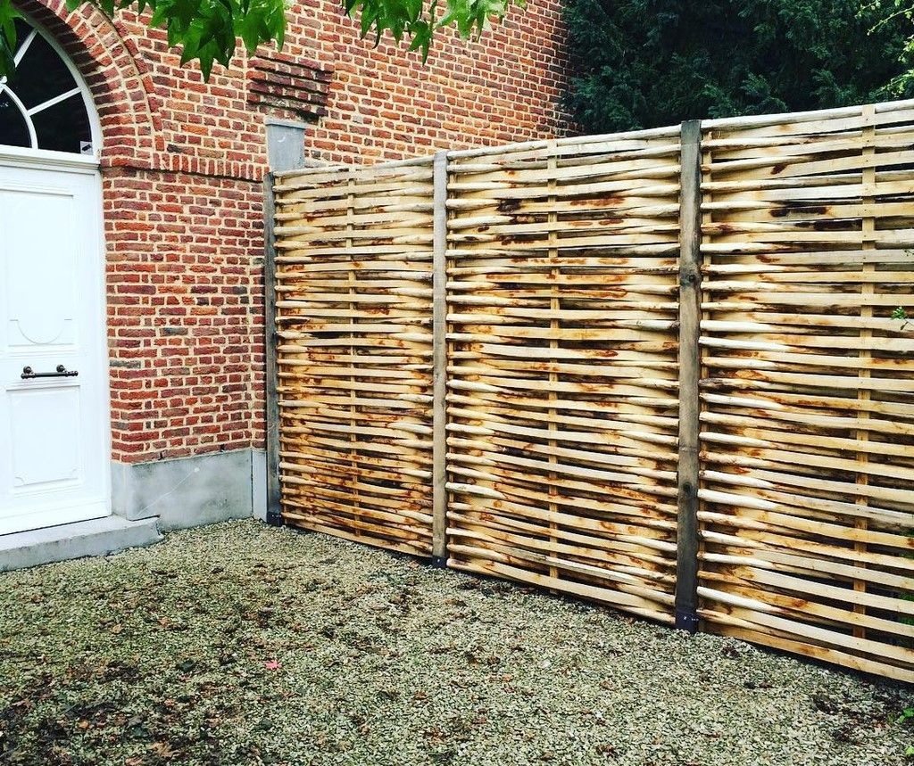 Kastanjescherm van halve kastanje paaltjes