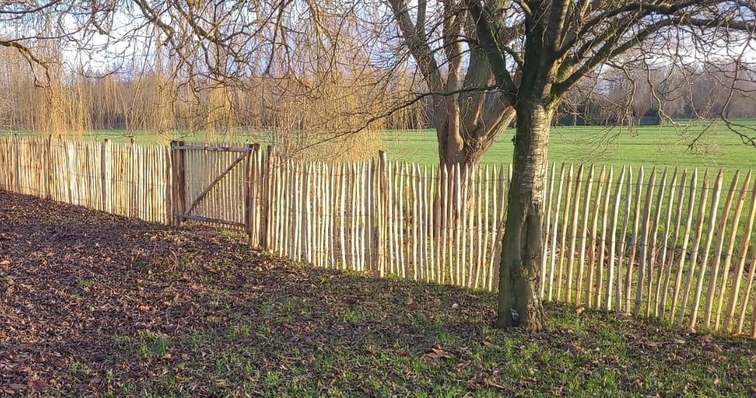 Hazelaar schapenhekken gekliefd met gegalvaniseerd draad
