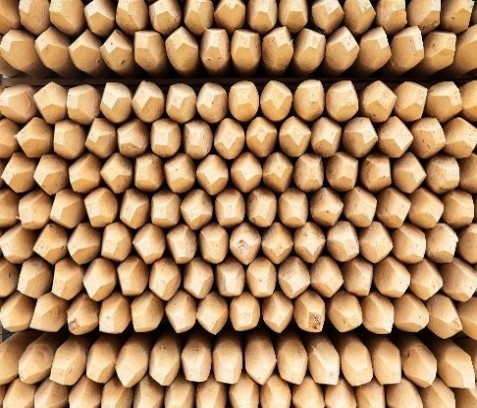Gefreesde rondhouten palen voor hekwerk en omheining