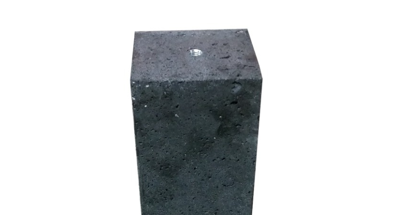 Betonpoer 100 × 100 × 600 mm antraciet met M16 schroefhuls, oud-hollandse afwerking