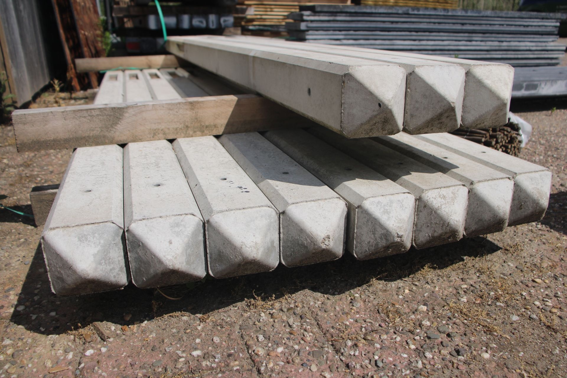 Betonpaal 10x10 cm grijs met diamantkop voor hout-betonschutting