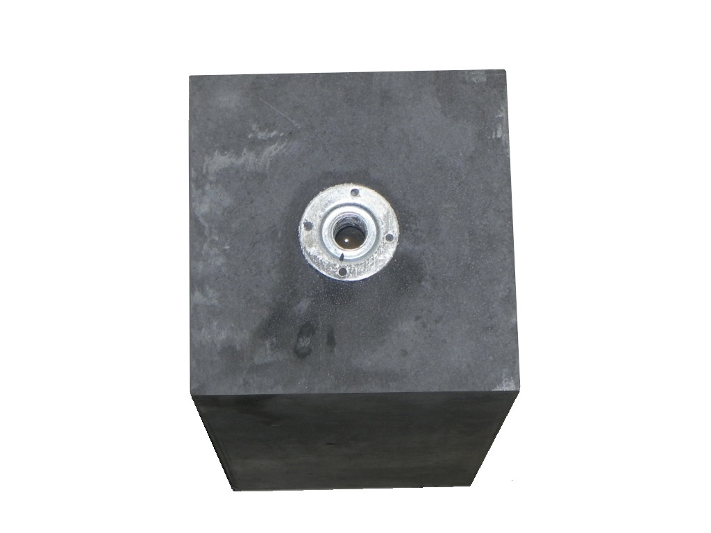 Betonpoer 120 × 120 × 580 mm met M16 schroefhuls, facetrand
