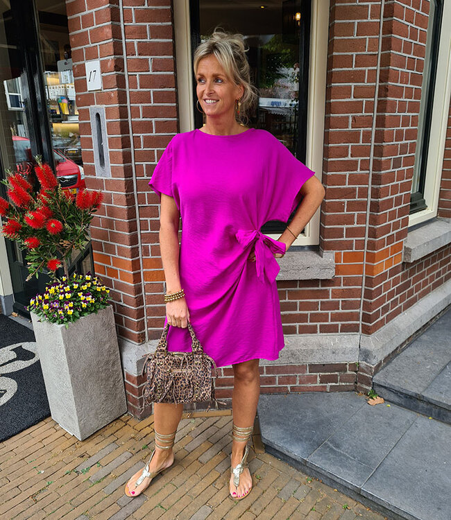 Azzurro Basic Dress met Knoopdetail Magenta