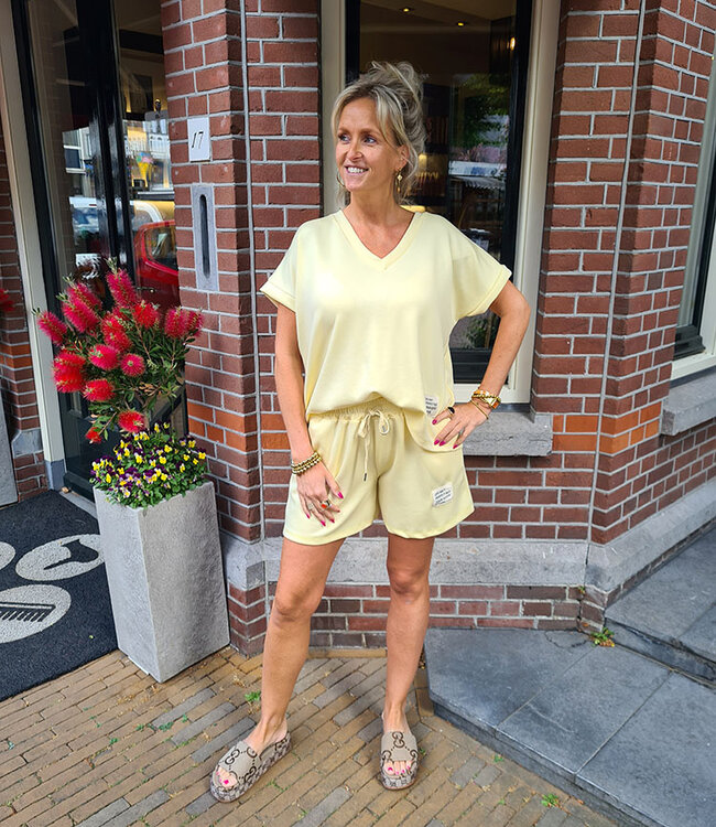 2-delige Comfyset Vhals Embleem Short Geel