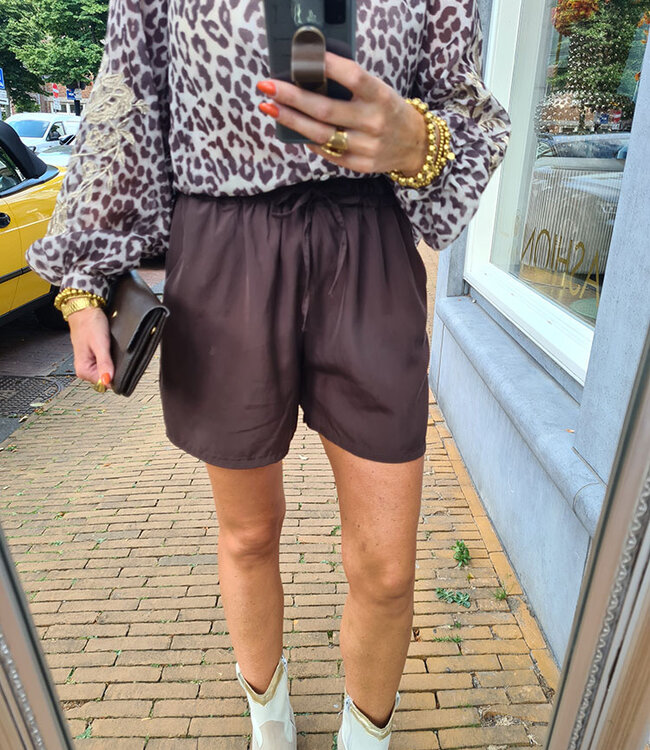 Ambika Basic Short Donkerbruin