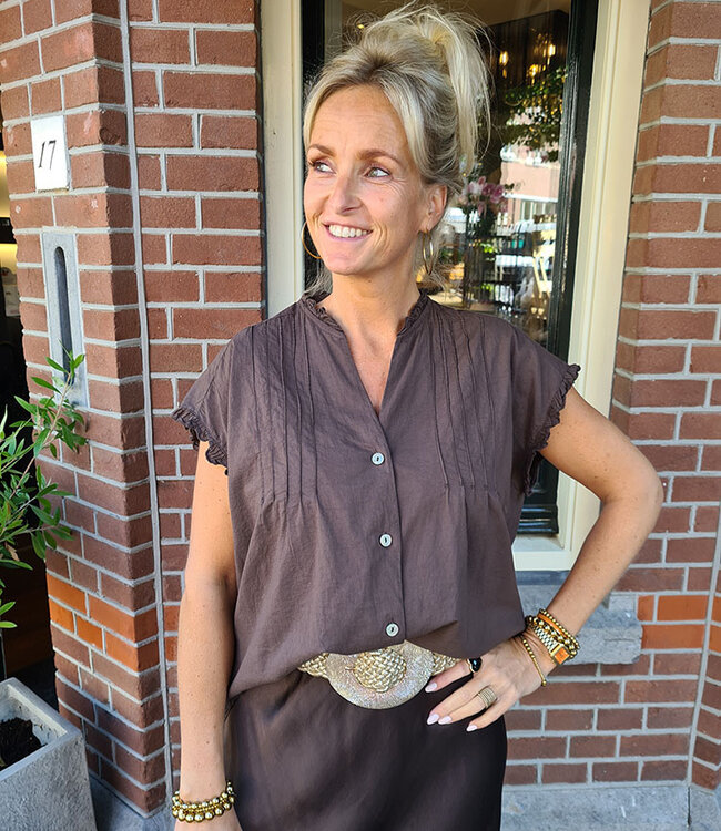 Ambika Doorknoop Ruffle Blouse Donkerbruin