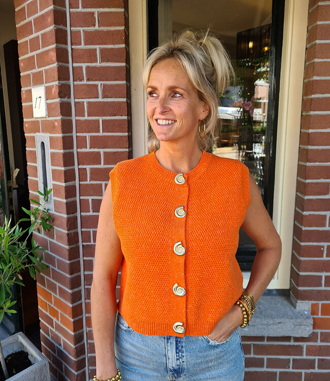 Gebreid Vestje Oranje Gouden Schelpknopen