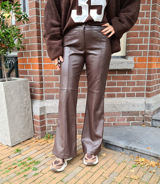 Ambika Soft Lederlook Flared Broek Donkerbruin