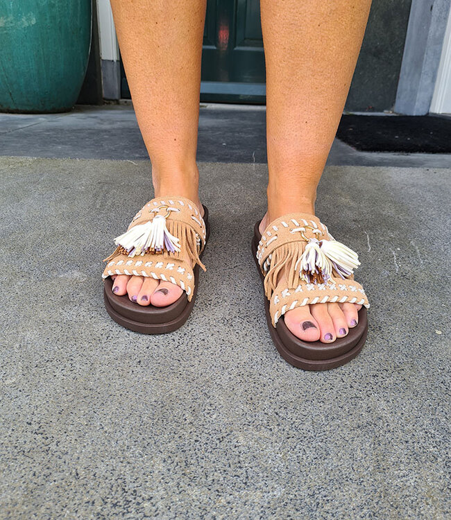 Suedelook Slipper met Franjers Beigetinten