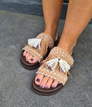 Suedelook Slipper met Franjers Beigetinten