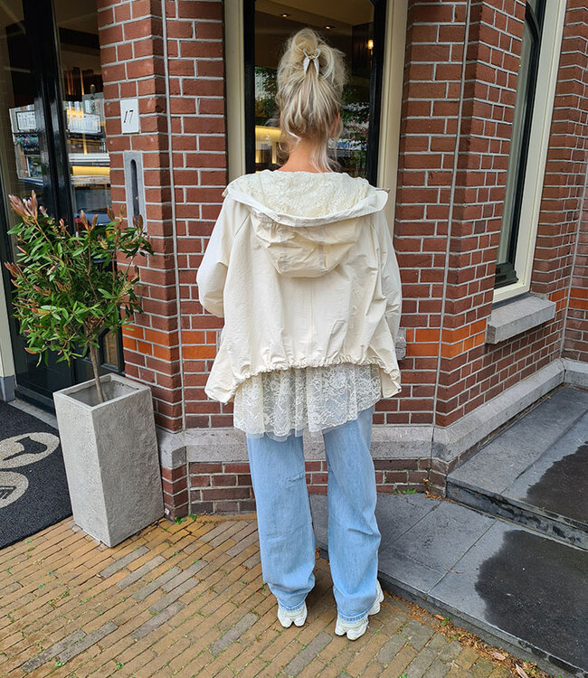 Oversized Jas Met Kant Crème