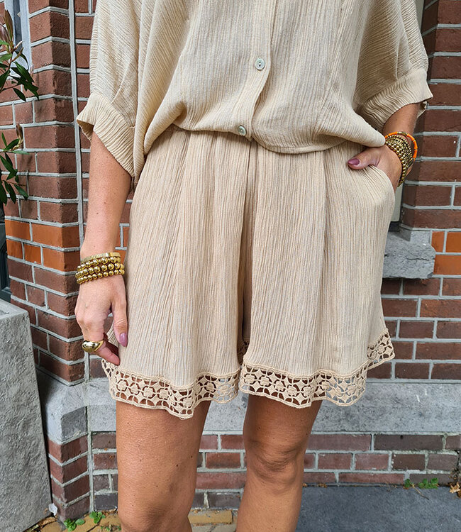 Ambika Short Met Kant Beige
