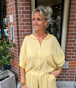 Ambika Doorknoop Blouse Vlindermouw Geel