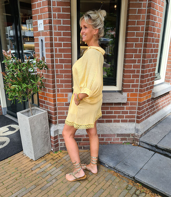 Ambika Doorknoop Blouse Vlindermouw Geel