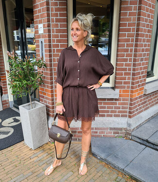 Ambika Doorknoop Blouse Vlindermouw Donkerbruin