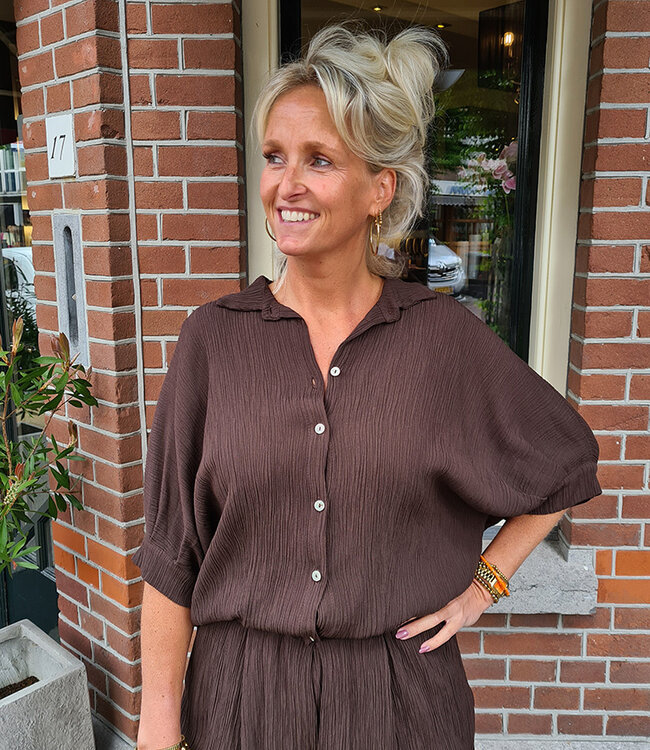 Ambika Doorknoop Blouse Vlindermouw Donkerbruin