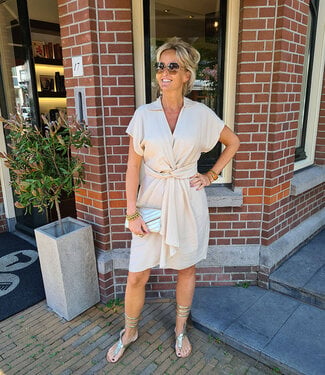 Azzurro Jurkje met Knoopdetail Beige