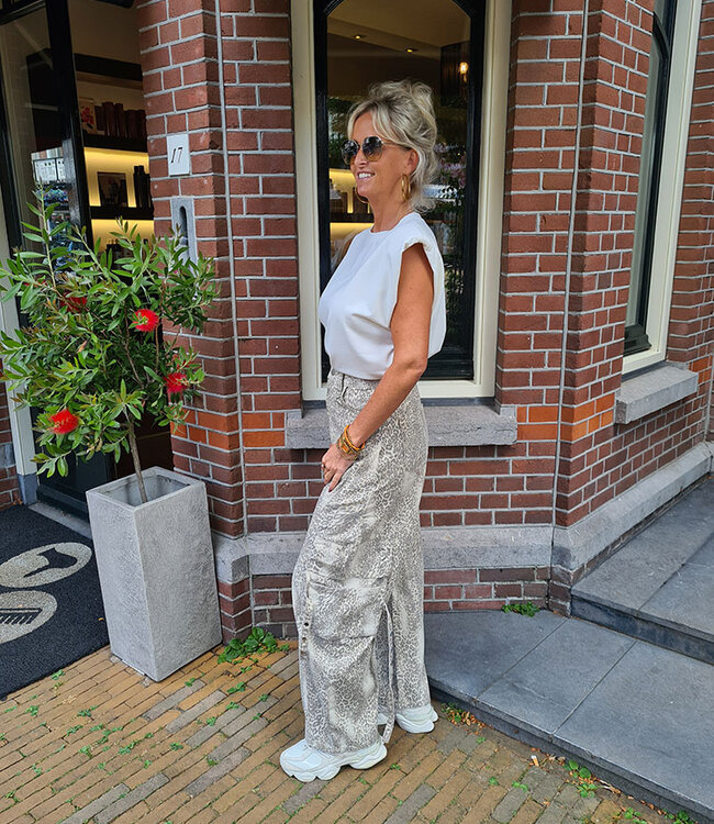 Azzurro Basic Tee Schoudervulling Wit