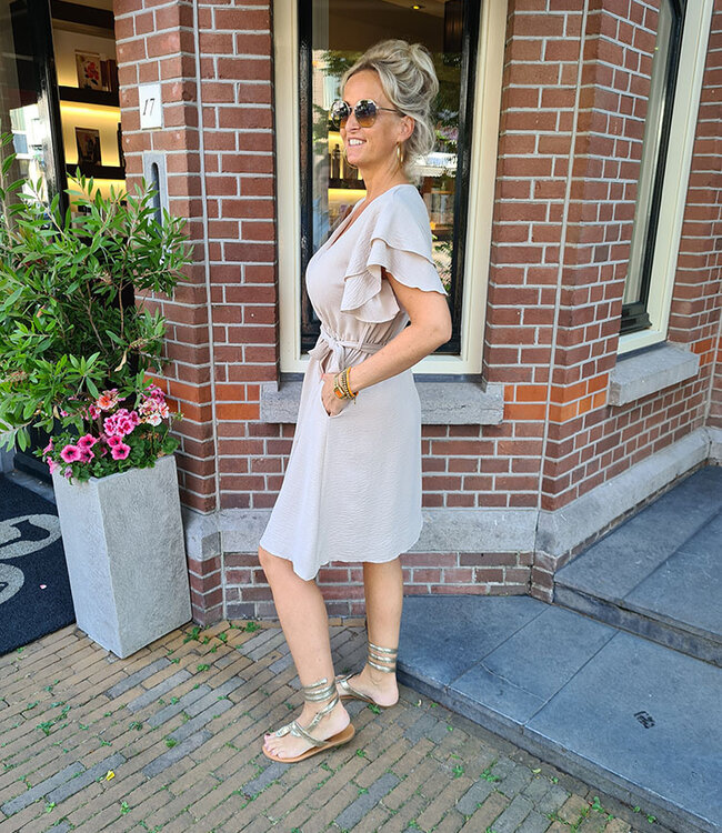 Azzurro Korte Jurk Ruffle Mouwtje Beige