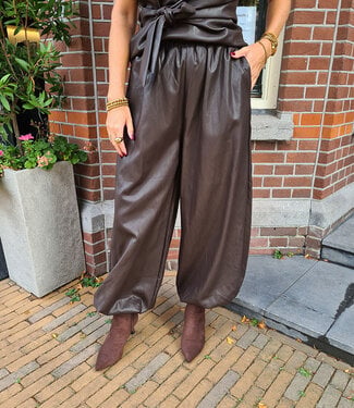 Ambika Kensi Lederlook Ballon Broek Bruin