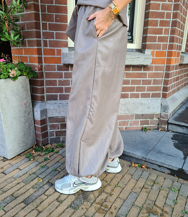 Ambika Kensi Lederlook Ballon Broek Taupe