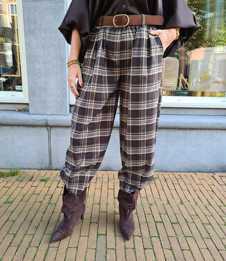 BM Donker Geruite Broek Knoopdetail