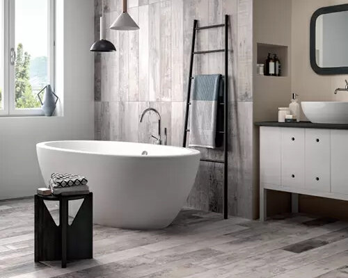 Wat mag een badkamer betegelen kosten?