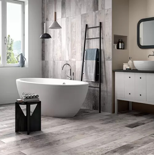 Wat mag een badkamer betegelen kosten?