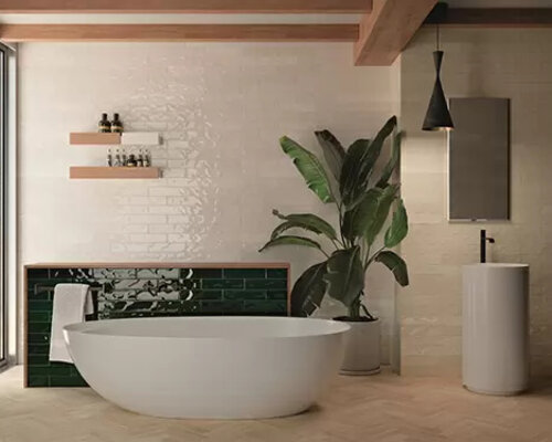 Vloertegels en wand tegels matchen in de badkamer.