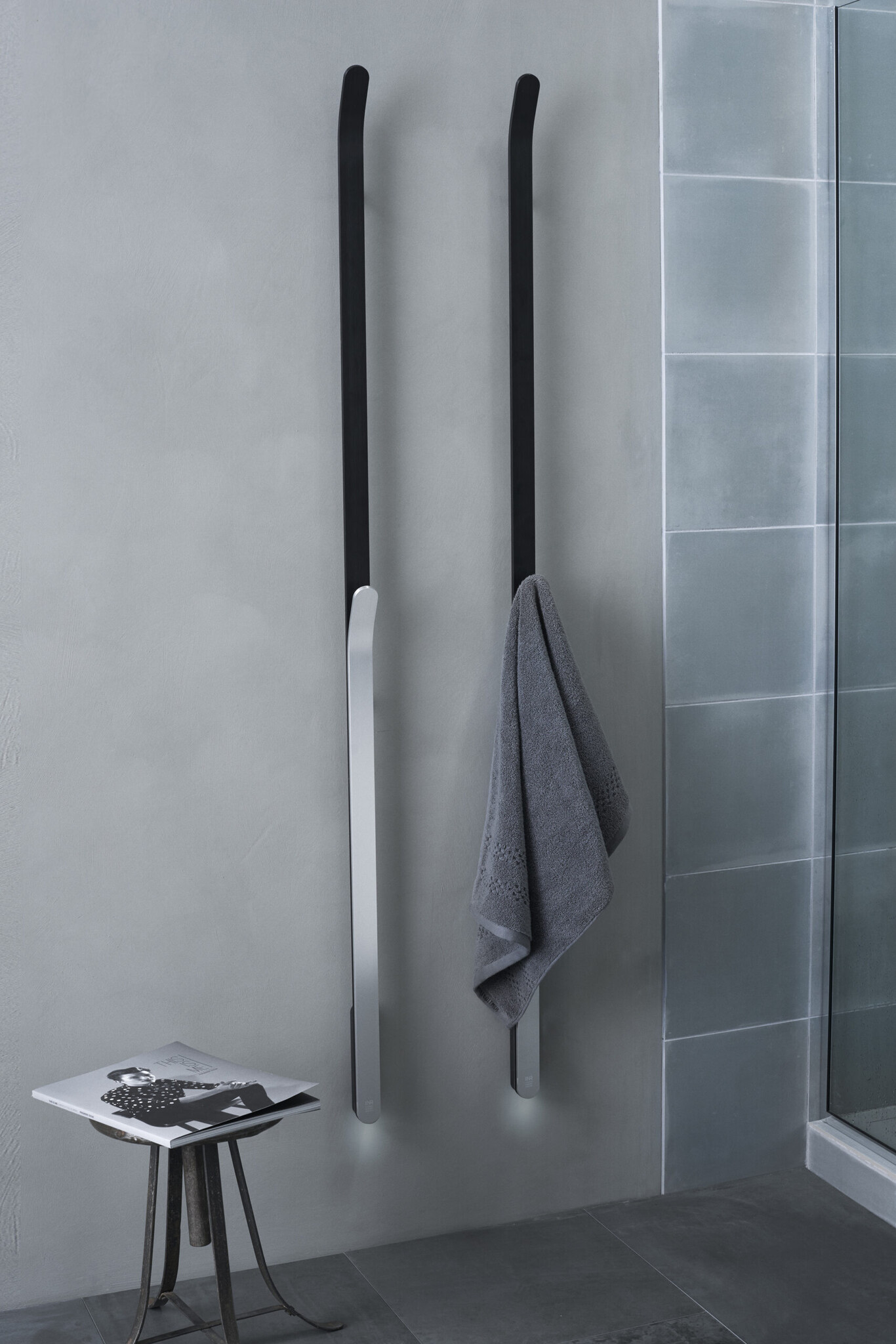 Instamat Arc, elektrische handdoekwarmer Soft wit / Soft zwart