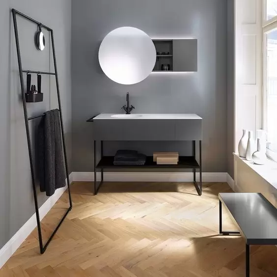 Visgraat tegels op de badkamervloer Visgraat tegels op de badkamervloer