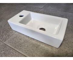 Rhea mini fontein links 36,5 x 18 x 9 cm keramiek glans wit