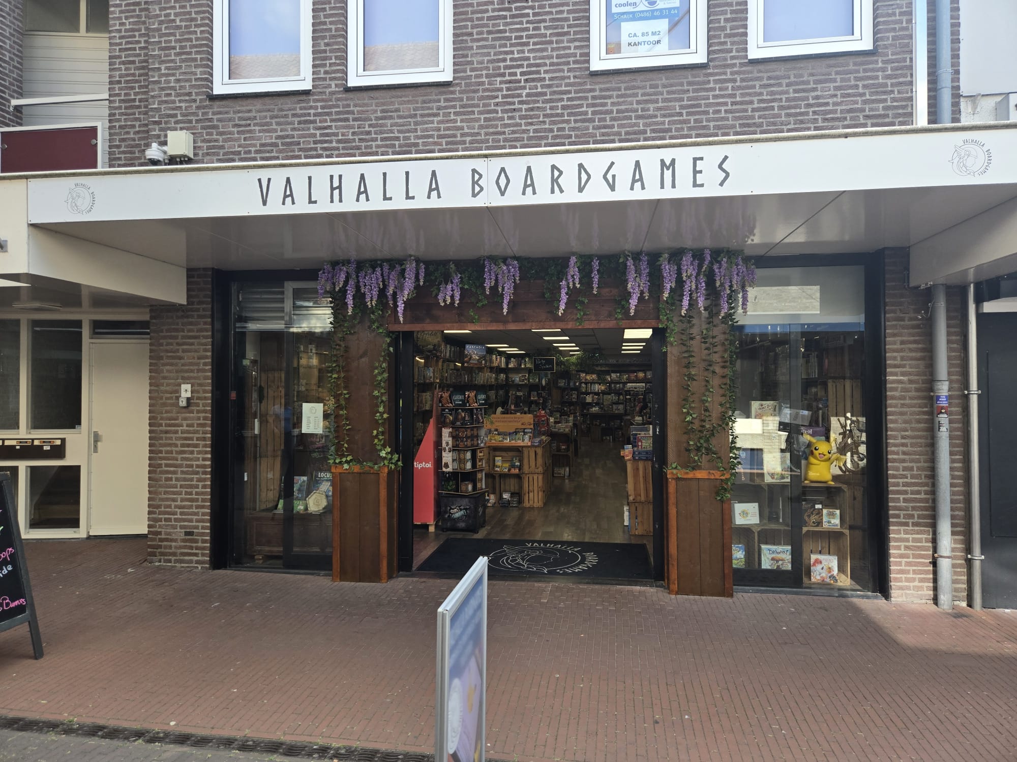 De voorgevel en entree van Valhalla Boardgames in Veghel