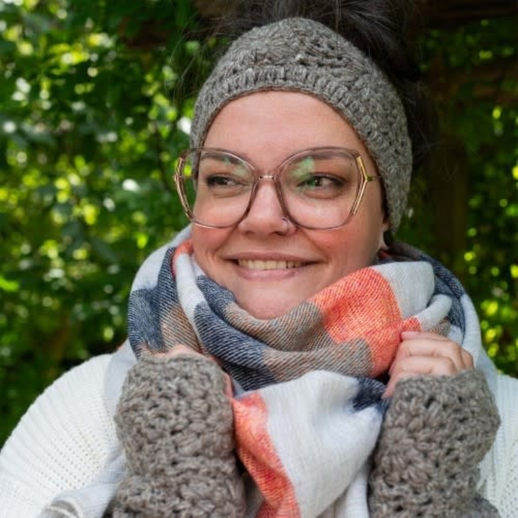 Sjaal met Verhaal Haarband Granny Square Taupe - Nepal