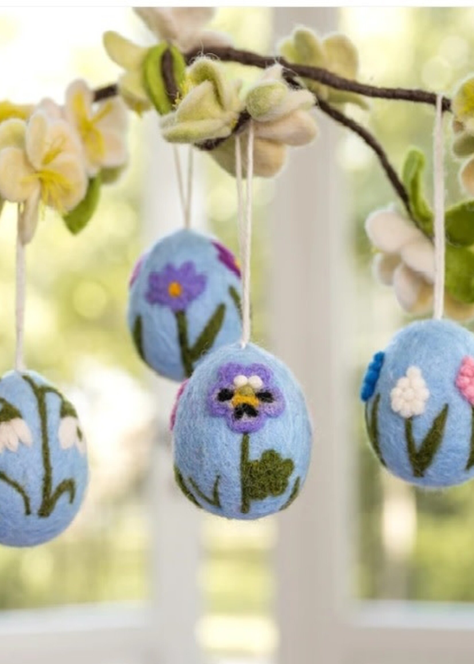 Sjaal met Verhaal Hanger Ei lichtblauw met bloemetjes assorti - Nepal