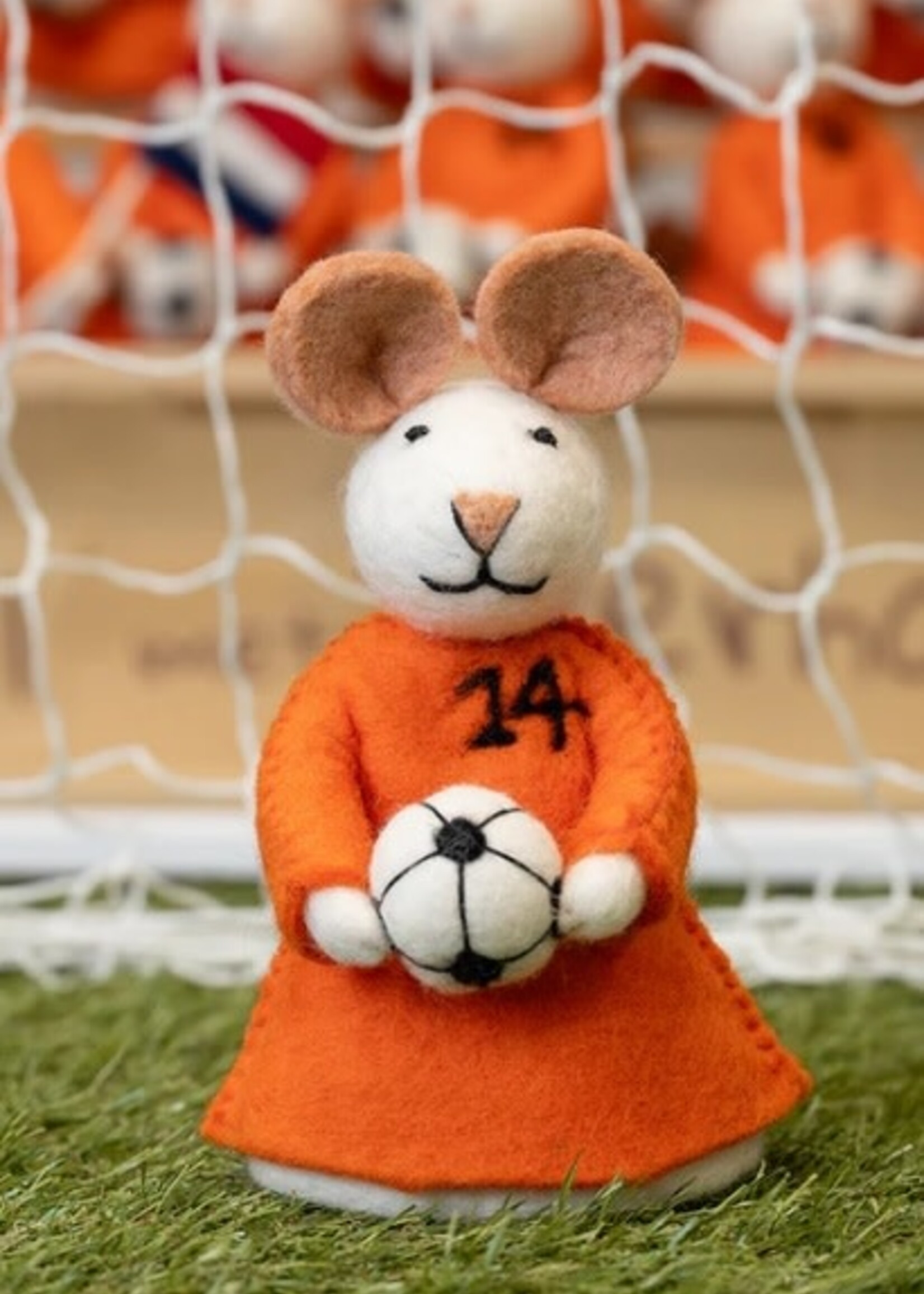 Sjaal met Verhaal Decoratie muis / eierwarmer met voetbal - Nepal