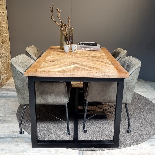 Eetkamertafel