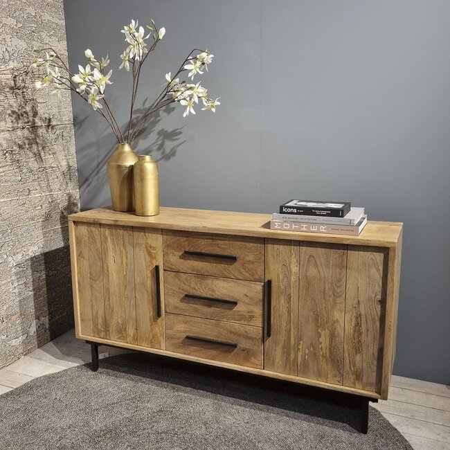 Brooz Modern dressoir Jayden 155   – strak mangohout met lades en zwart stalen onderstel