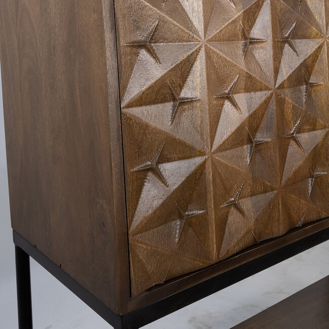 Brooz Luxe kast Trinity – mangohout met reliëf deuren en stalen onderstel