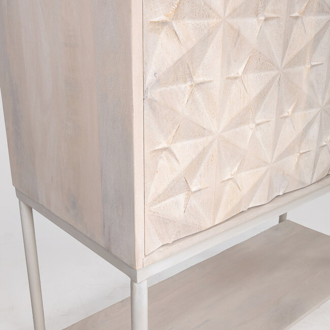 Brooz Luxe kast Trinity – mangohout Ashblond met reliëf deuren en stalen onderstel