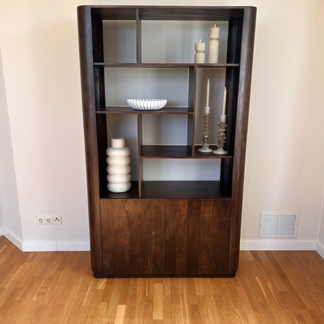 Brooz Ralph vakkenkast 120 cm – walnoot bruin met open vakken en deuren