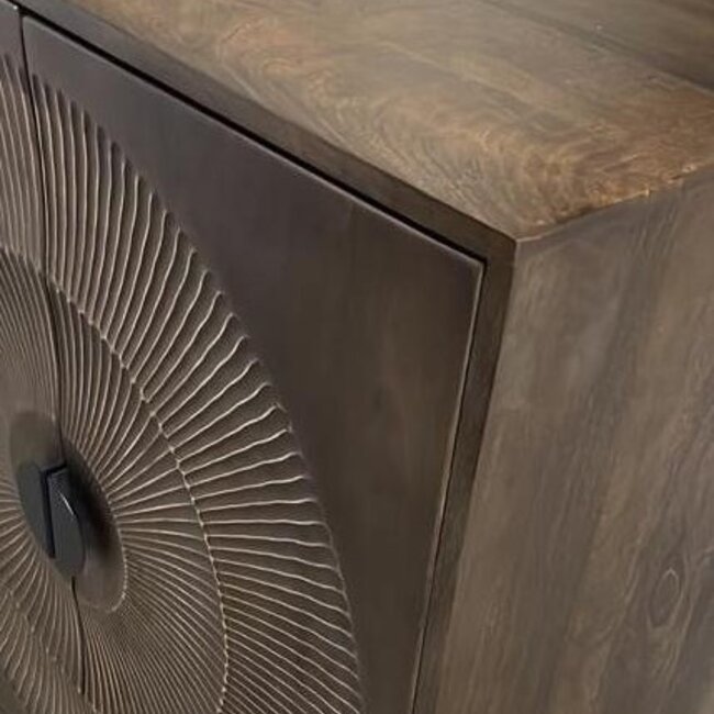 Brooz 2-Deurs Kast Laag Nippon Mango Brown Walnut – Mangohouten Opbergkast met Reliëfdeuren