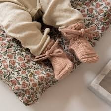 hvid wollen babyslof 