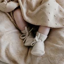 Hvid wollen babysloffen en wollen baby essentials