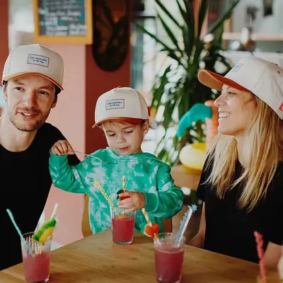 Hello Hossy de kleurrijke en vrolijke kinderpetten voor jongens en meisjes 