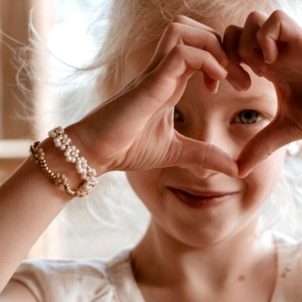 LOVEissue  LOVEissue armband daisy | Elastic pearl 3-6 jaar