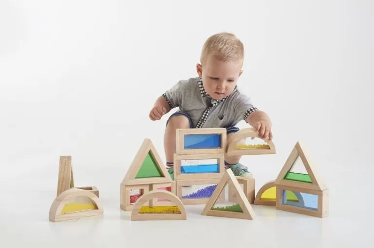 spelen met sensorische blokken 