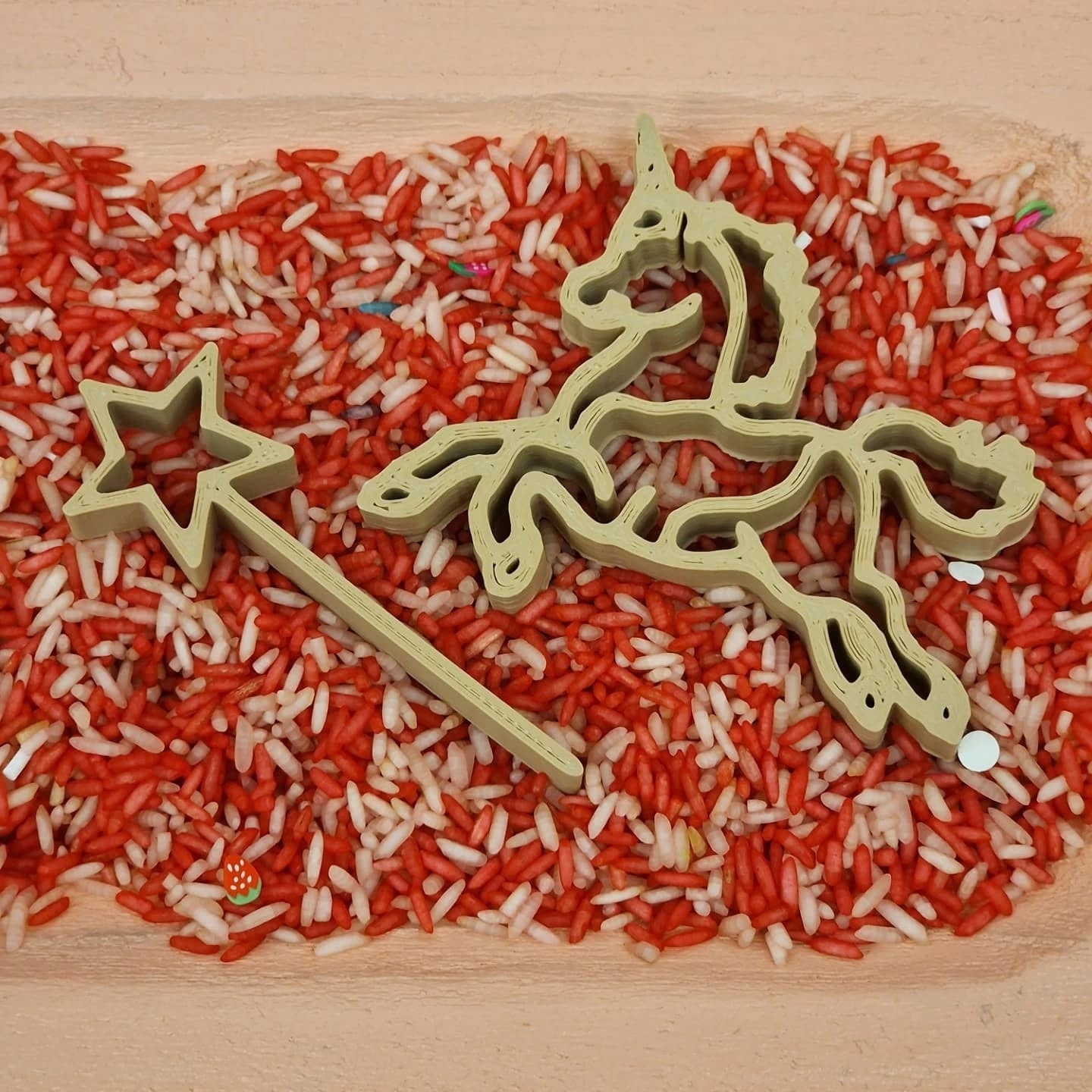 De sensorische speelbak vullen met Speelrijst van Grennn