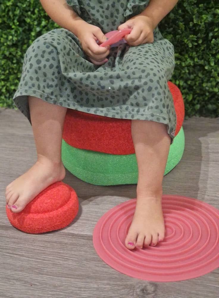 TickiT Sensorische Cirkels combineren met Stapelstein® leren Bewegen, voelen én spelen: 